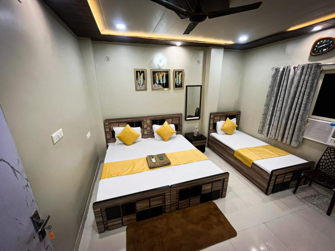 Room 3, Shiv Balaji Guest House Varanasi, Chandauli
