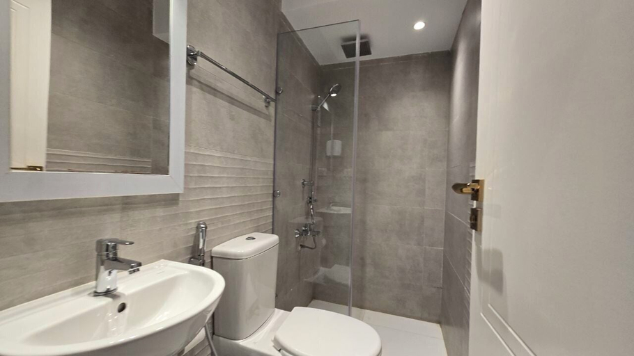 Bathroom 4, Traveler's House Hotel, 'Abdin