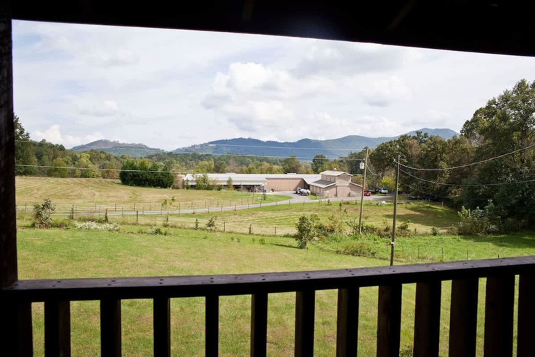 Room 4, Beautiful View Log Cabin Fireplace Hot Tub Arcade Pool Fishing, Sevier