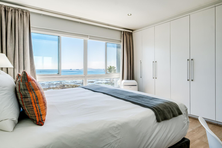 Room 5, Beautiful Apartment Walking Distance to the Ocean Atlantic Views, City of Cape Town