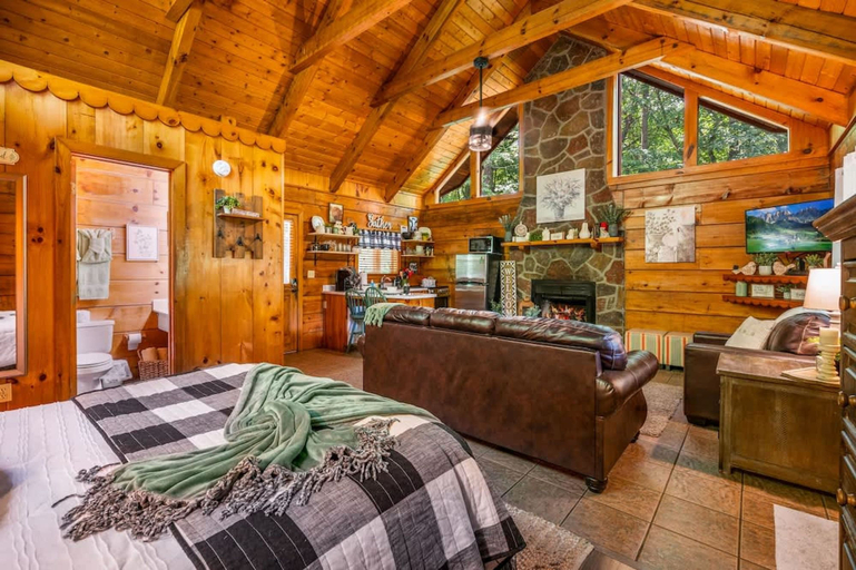 Room 5, Location Private Log Cabin Hot Tub Fireplace, Sevier
