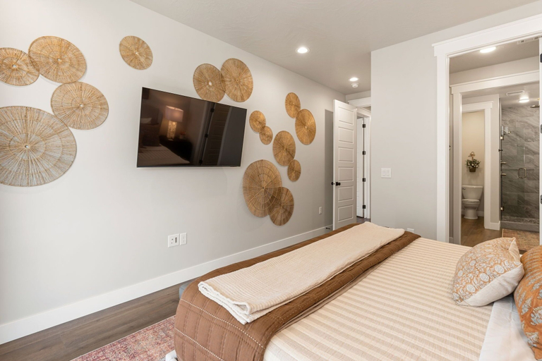 Room 2, The Boardwalk 8 Bedroom Home, Washington