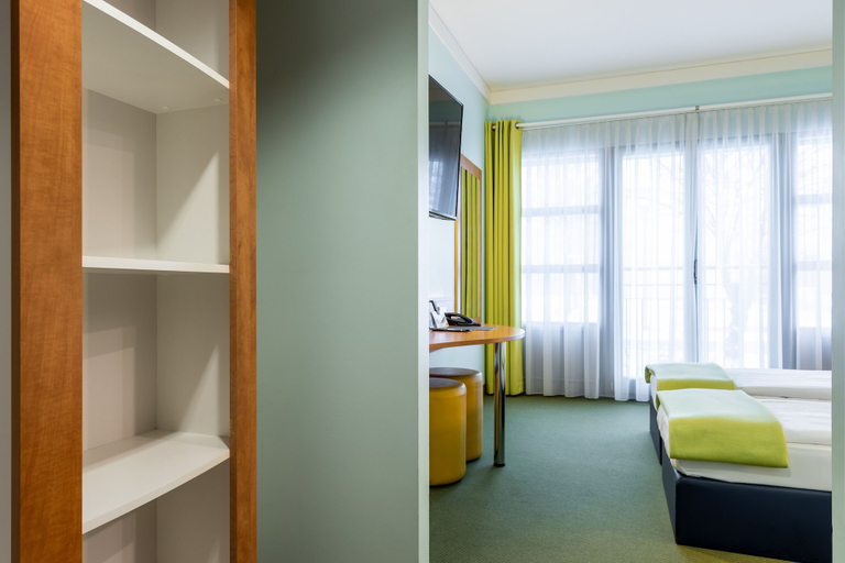 Bedroom 3, Raststättenhotel Fränkische Schweiz, Bayreuth