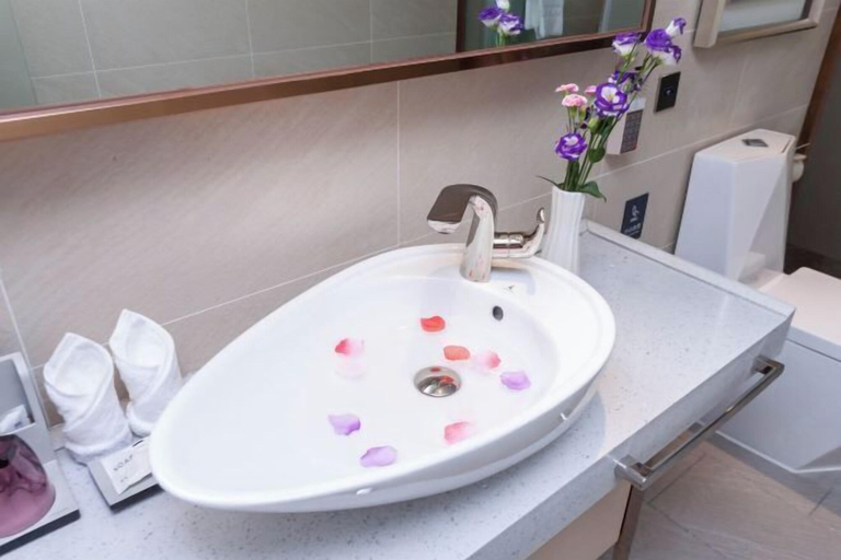 Bathroom 3, LAVANDE HOTELS Guangzhou Zengchen Xintang Light Rail Metro Station, Guangzhou