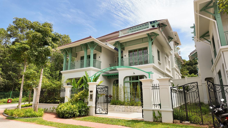 Exterior & Views