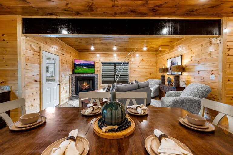 Room 4, Charming New 5BR 4BA Cabin Near Dollywood, Sevier