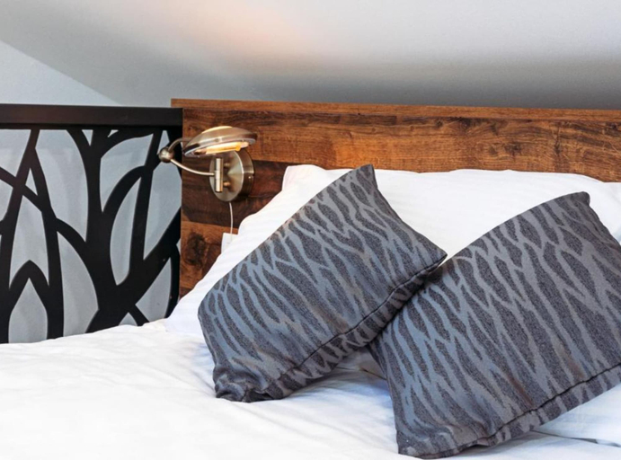 Room 2, Capesanta, Preko