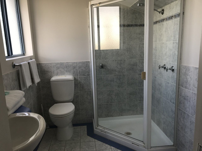 Bathroom 4, Portobello Resort Apartments, Gold Coast