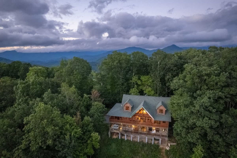 Room 3, Waynesville Mtn Cabin-scenic Views Relaxing Hottub, Haywood