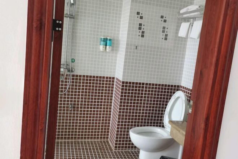 Bathroom 3, Hee Lingle Hotel Chains, Fangchenggang