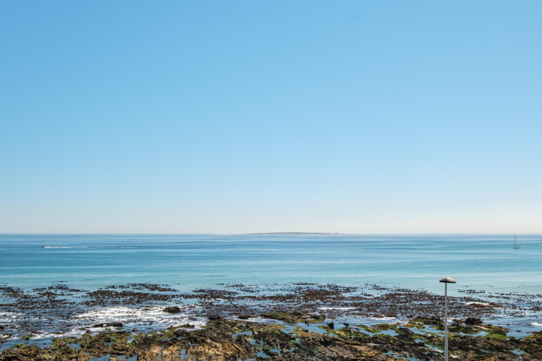 Room 4, Beautiful Apartment Walking Distance to the Ocean Atlantic Views, City of Cape Town