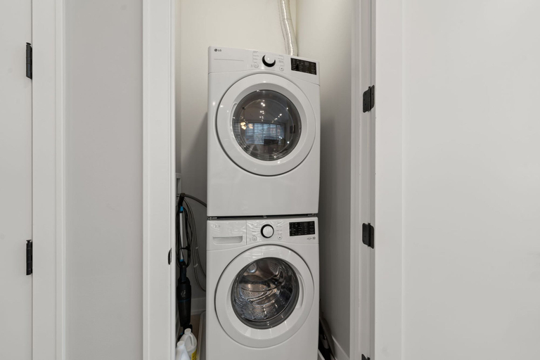 Room 4, Modern 2-bd 2-ba Retreat Near Medical District, Cook