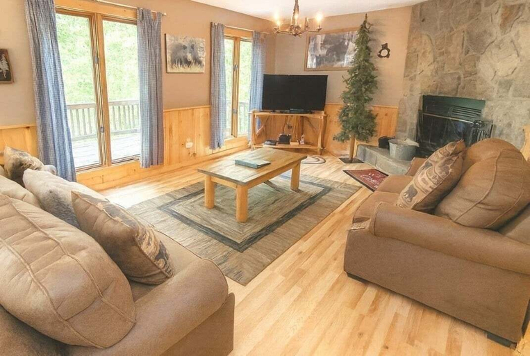 Living area, Wandering Bear Lodge 4 Bedroom Cabin, Sevier