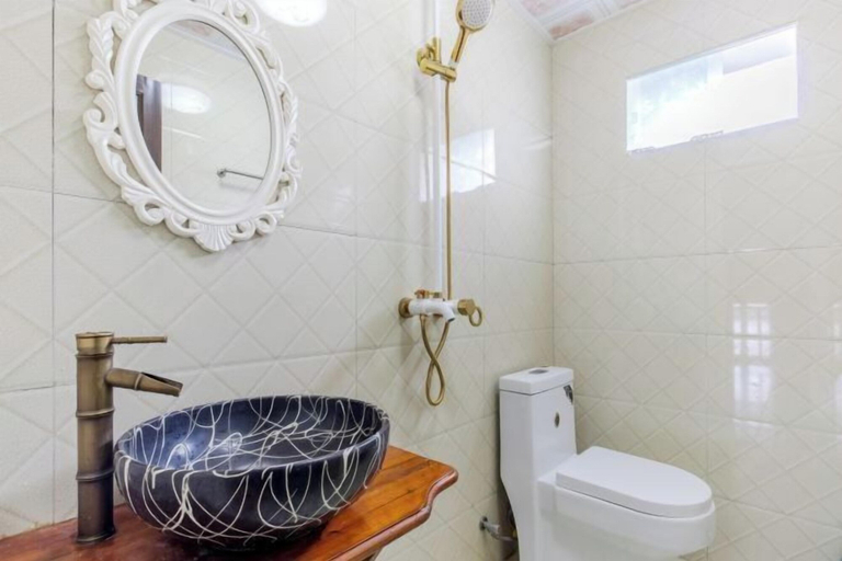 Bathroom, Guanjinglou Inn, Huangshan