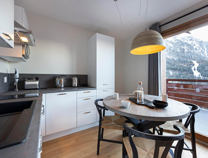 Dining 4, Apartment in Vaujany Near Alpe D'huez Slopes, Isère