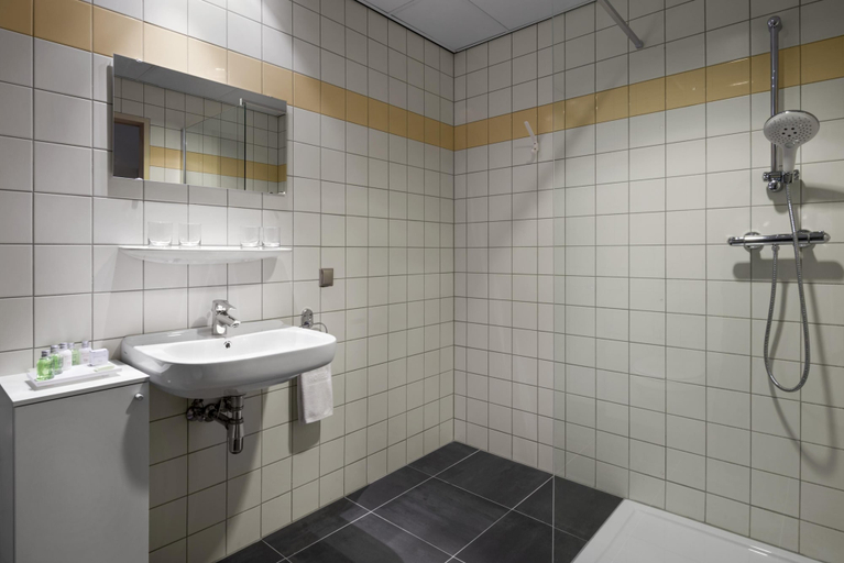 Bathroom 5, NH Noordwijk Conference Centre Leeuwenhorst, Noordwijkerhout