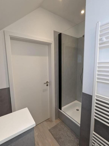Bathroom 4, Feeling, Hamm