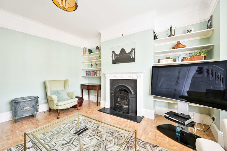 Room 3, Chic House With Free Parking and Private Backyard, London