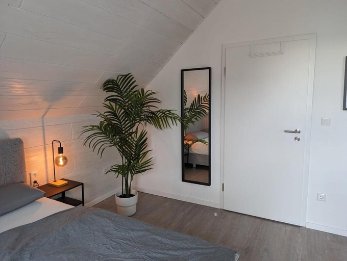 Room 5, Feeling, Hamm