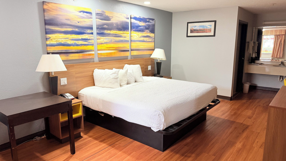 Bedroom 3, Days Inn & Suites by Wyndham Winnie, Chambers