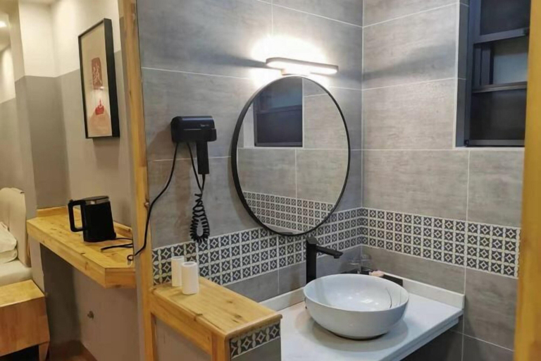 Bathroom 3, Banshan Bieyuan Inn, Zhaotong