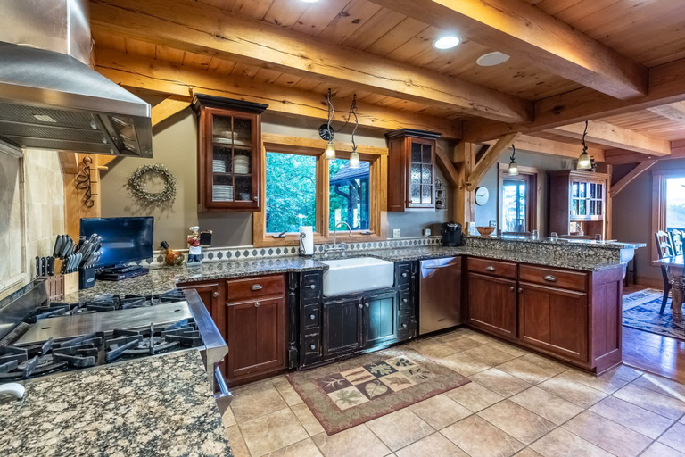 Room 2, Luxury Lakeview Cabin With Hot Tub and Game Room, Swain