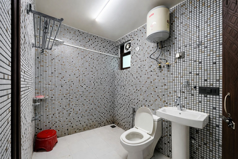 Bathroom 4, Roomshala Poonam Villa - Fortis Hospital, Delhi