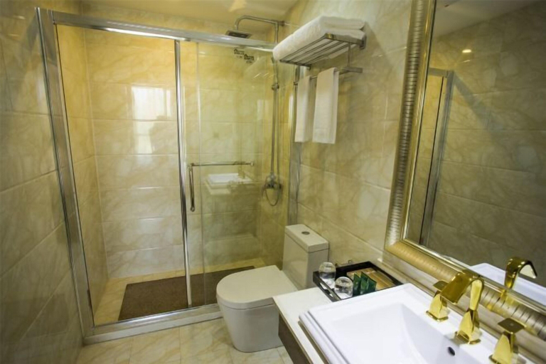 Bathroom 4, Xiaolajiao Hotel (Zhangye Jinzuo), Zhangye