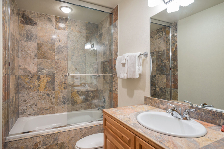 Bathroom, Bear Creek Lodge 109b 1 Bedroom Hotel Room, San Miguel