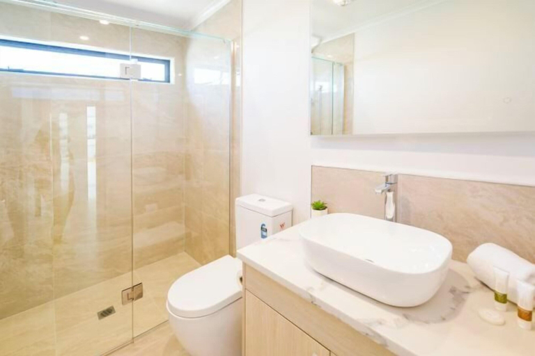 Bathroom 4, RodmanStar Apartment, Mackenzie