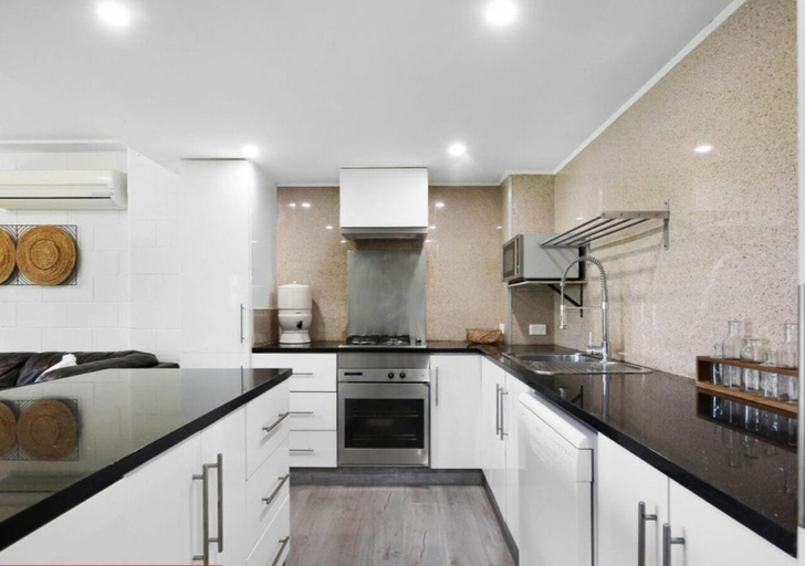 Private kitchen 5, 3 Bedrooms Vista Point Sanctuary, Gold Coast