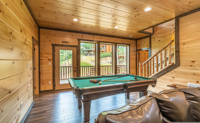 Room 5, New 3BR Hot Tub Game Room 3 King Suites, Sevier