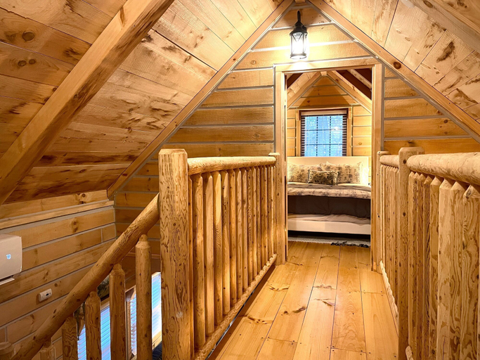 Room 3, Secluded Shipshewana Log Cabin In the Woods, LaGrange