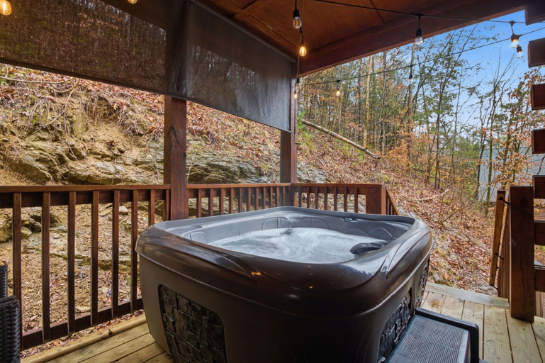 Private spa tub, Cozy Cardinal, Sevier