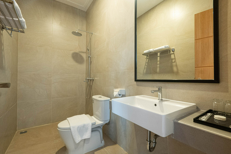 Bathroom 5, Sapadia Hotel Balige, Toba