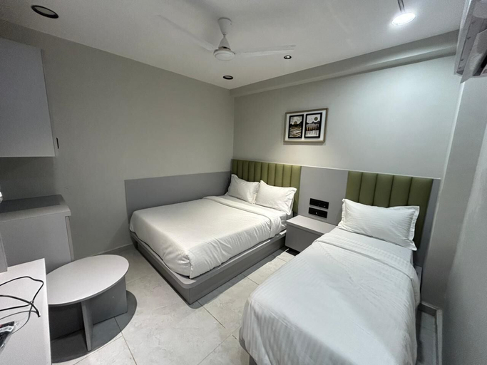 Room 5, hotel shiva inn bopal, Ahmadabad