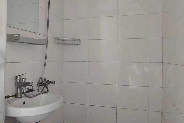 Bathroom 3, Xinjie Hostel, Shanghai