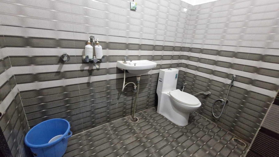 Bathroom 4, Hanumant Kripa Paying Guest House, Faizabad