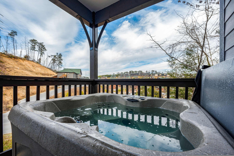 Room 2, Charming New 5BR 4BA Cabin Near Dollywood, Sevier