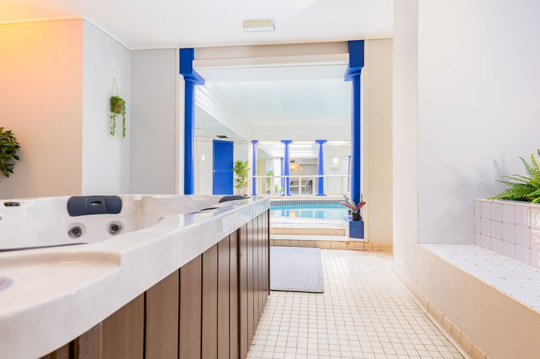 Indoor spa tub 5, Beach House Rooms, North Yorkshire