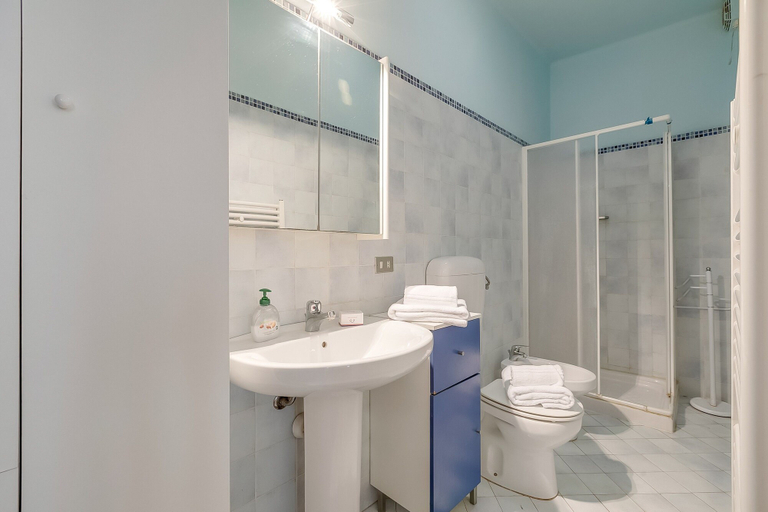 Room 2, Seaside Binario Blu 500 M Dal Mare, Savona