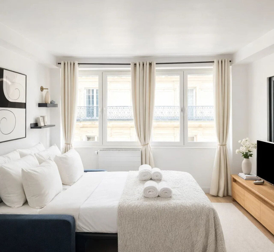 Bedroom 3, 1549 Anjou, Paris