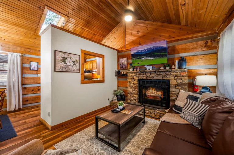 Room 2, Quiet-hot Tub-fireplace-honeymoon-hiking-relax, Sevier