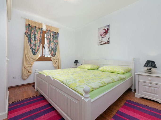 Bedroom 2, Villa Shirin with pool, Višnjan