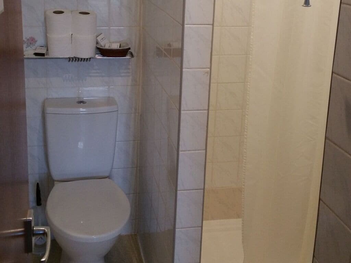 Bathroom 5, Morrisy House, Blackpool