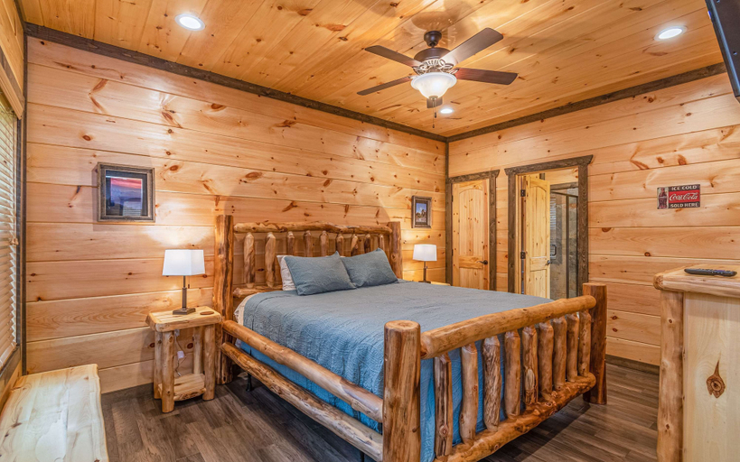 Room 4, New 3BR Hot Tub Game Room 3 King Suites, Sevier