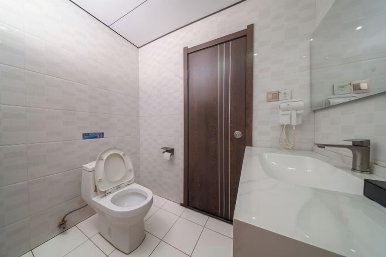 Bathroom 4, Yijia Business Hotel, Taizhou