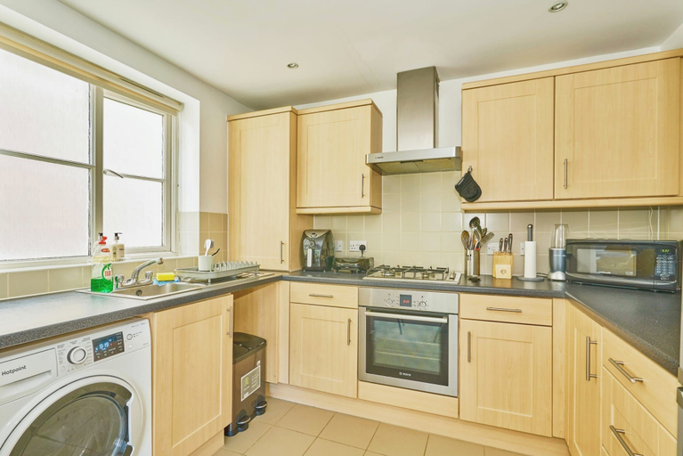 Room 2, Charming 2-bedroom Flat in South Croydon, London
