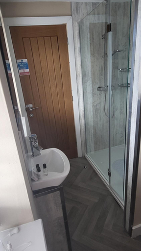 Bathroom 2, The Square & Compass, Nottinghamshire