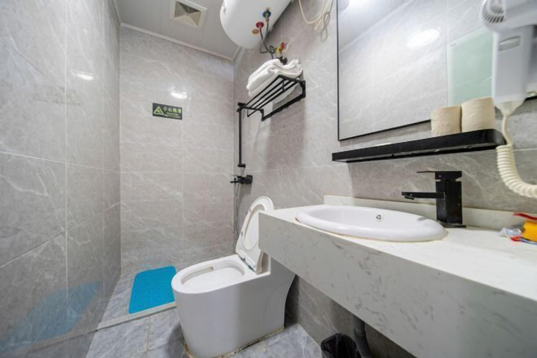 Bathroom 3, Shengyuan Hostel, Shanghai